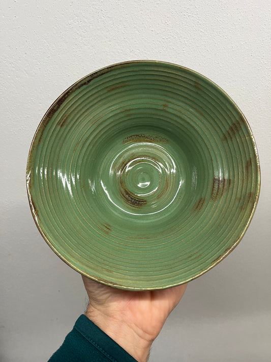 Ciotola in ceramica artigianale tornita a mano – Argilla bianca, smalto verde – 16,5 × 6 cm