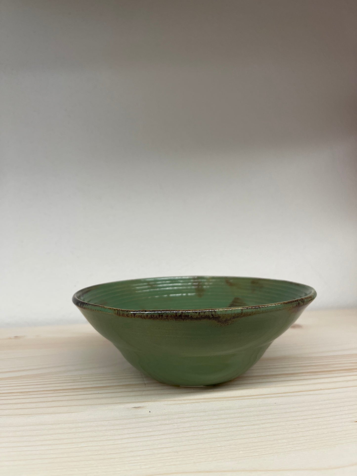 Ciotola in ceramica artigianale tornita a mano – Argilla bianca, smalto verde – 16,5 × 6 cm