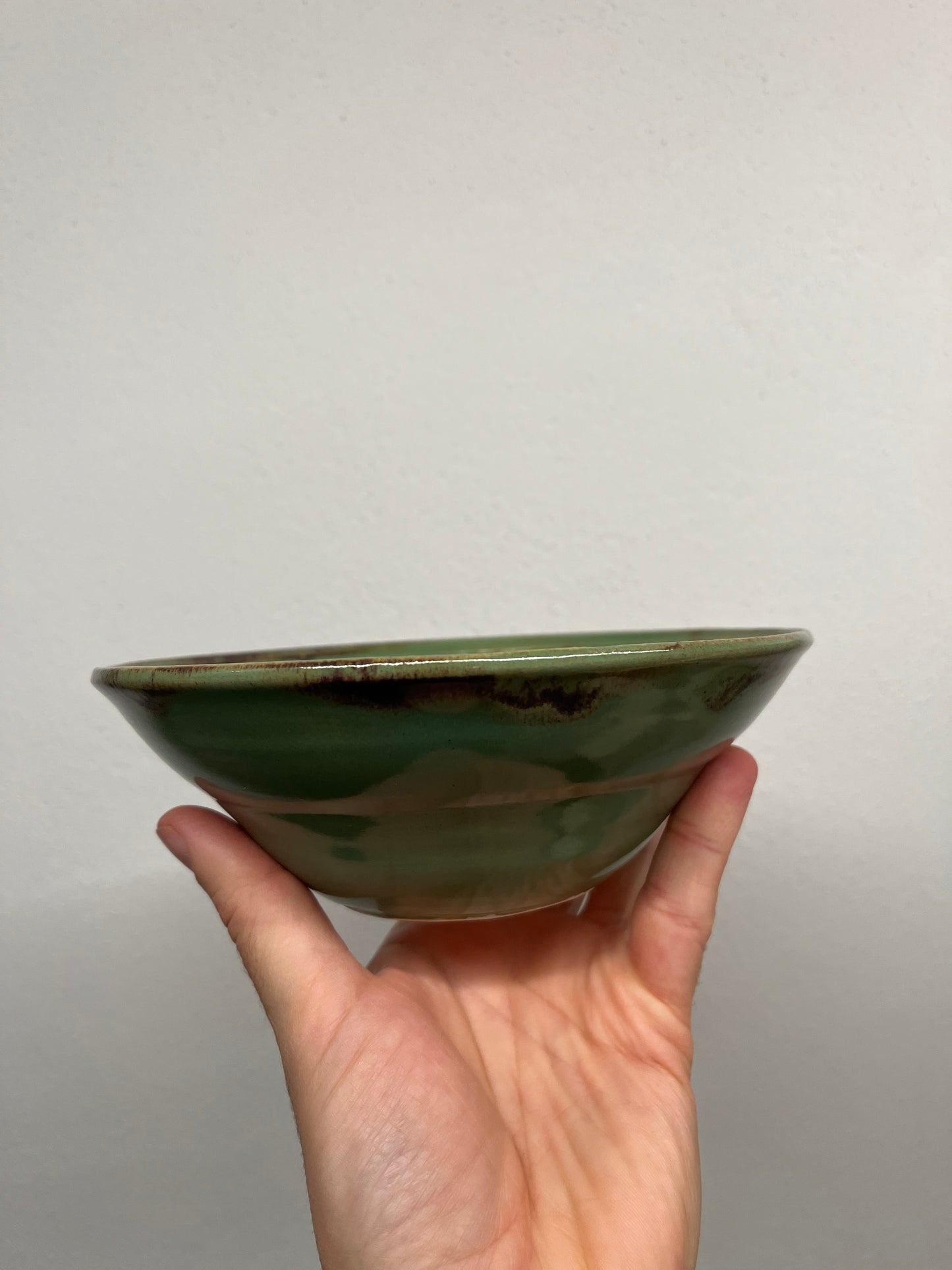 Ciotola in ceramica artigianale tornita a mano – Argilla bianca, smalto verde – 16,5 × 6 cm
