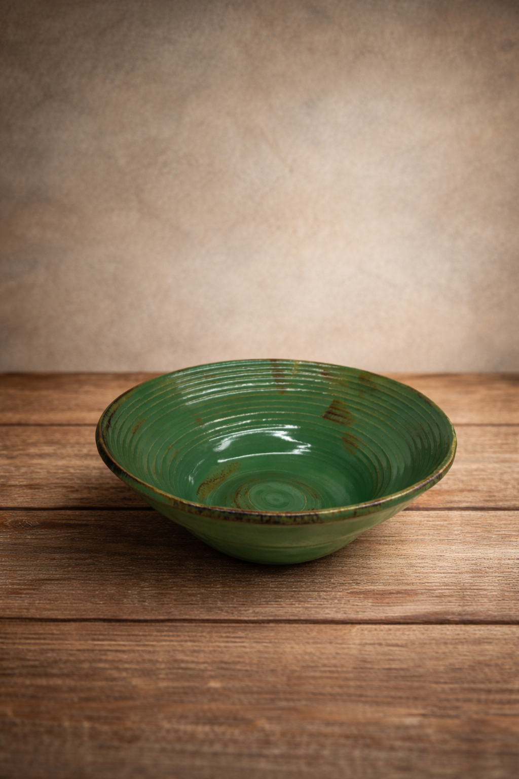 Ciotola in ceramica artigianale tornita a mano – Argilla bianca, smalto verde – 16,5 × 6 cm